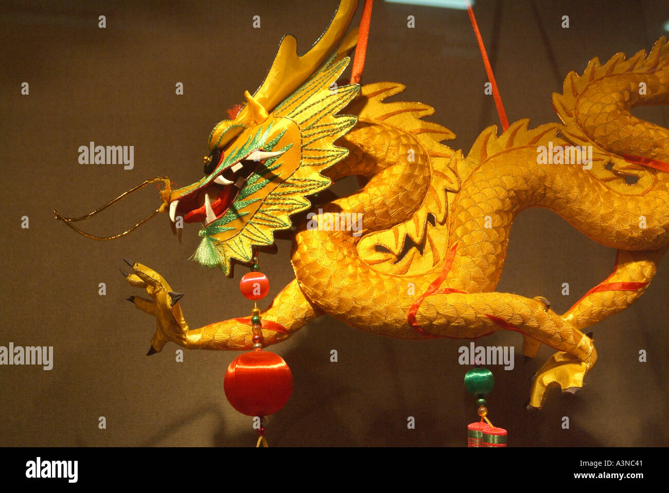 China dragon arts hi-res stock photography and images - Alamy