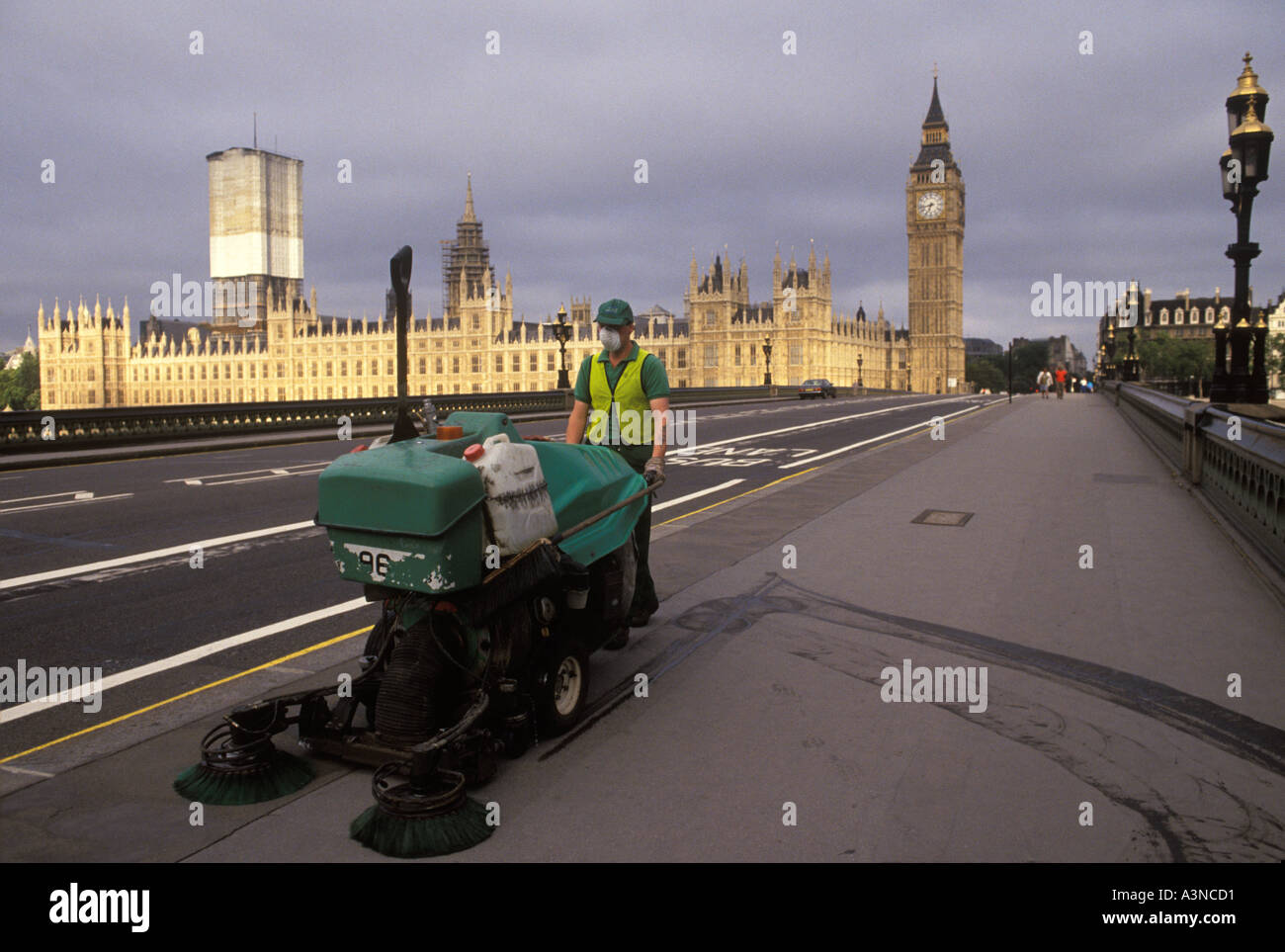 [Street cleaner] 'House of Parliament'  London Big Ben England 'Westminster bridge' HOMER SYKES Stock Photo
