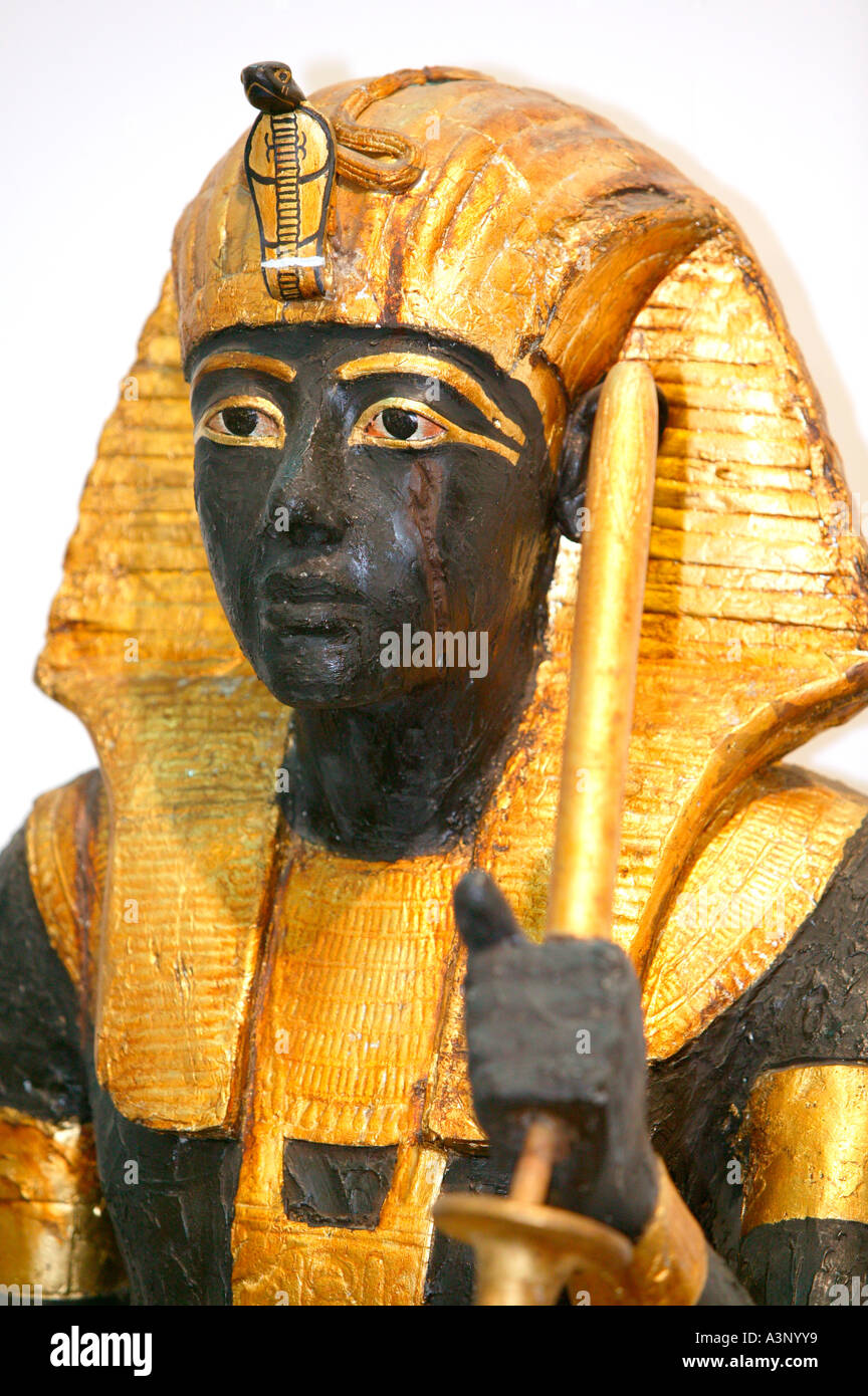 egyptian sculpture gold Stock Photo Alamy