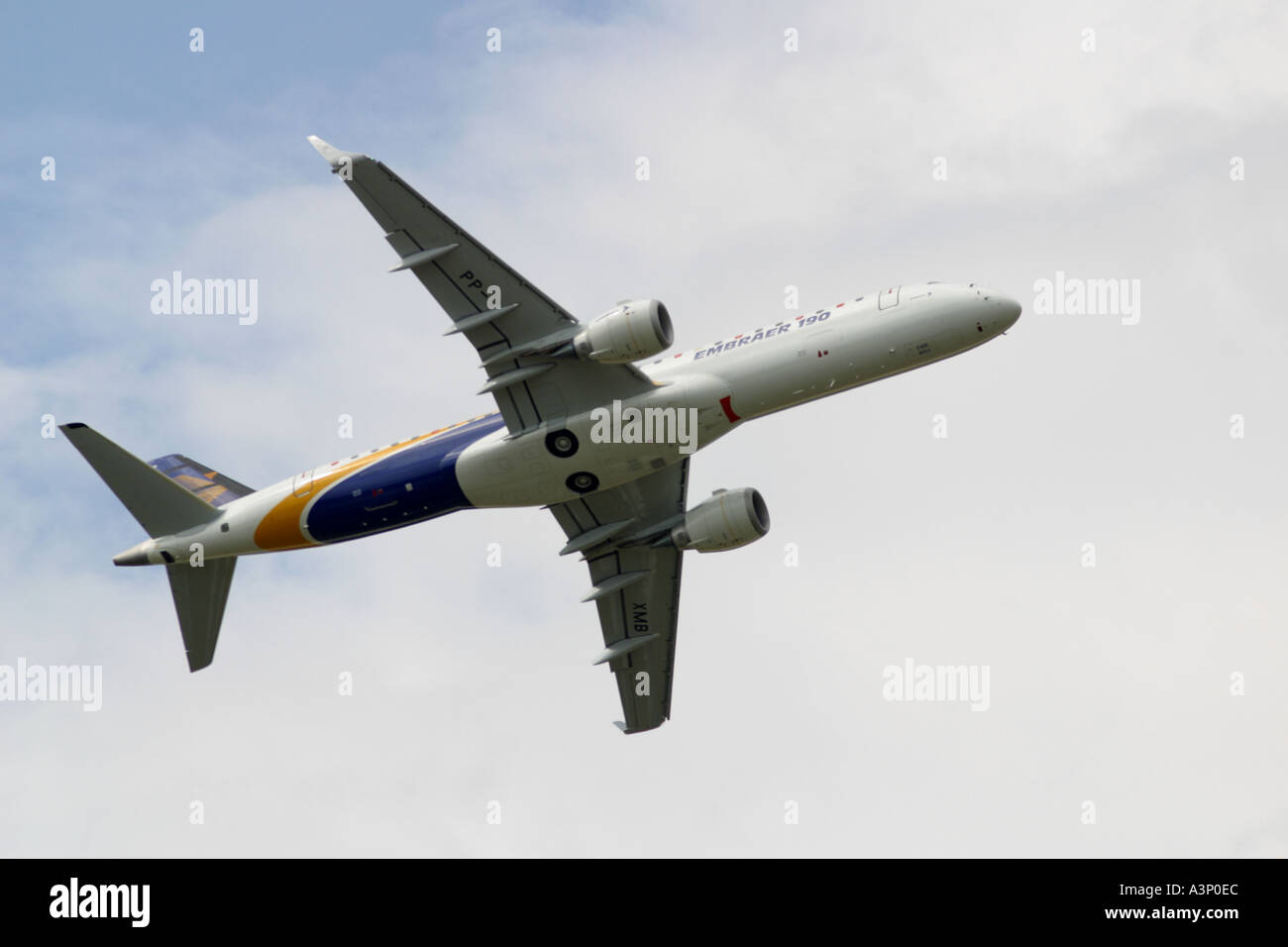 Twin engined passenger aircraft hi-res stock photography and images - Alamy