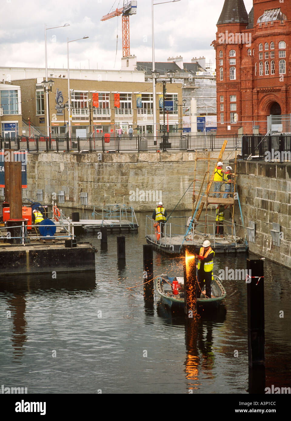 Construction of the new Boardwalk in Cardiff Bay 49008KP Stock Photo