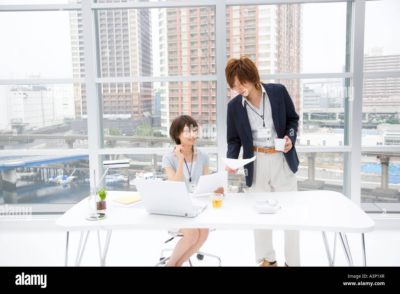 Young woman and man discussing Stock Photo - Alamy