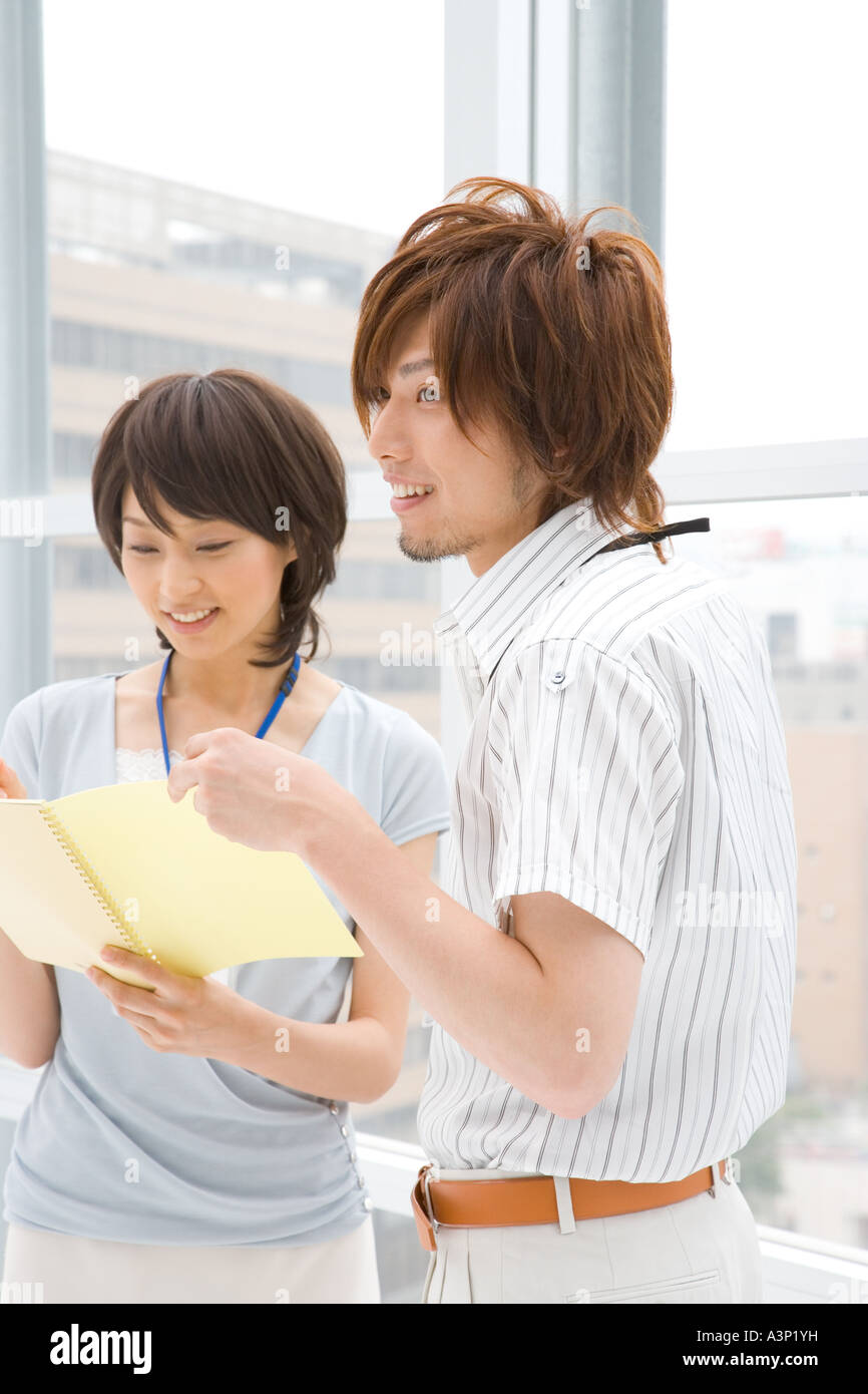 Young woman and man discussing Stock Photo - Alamy
