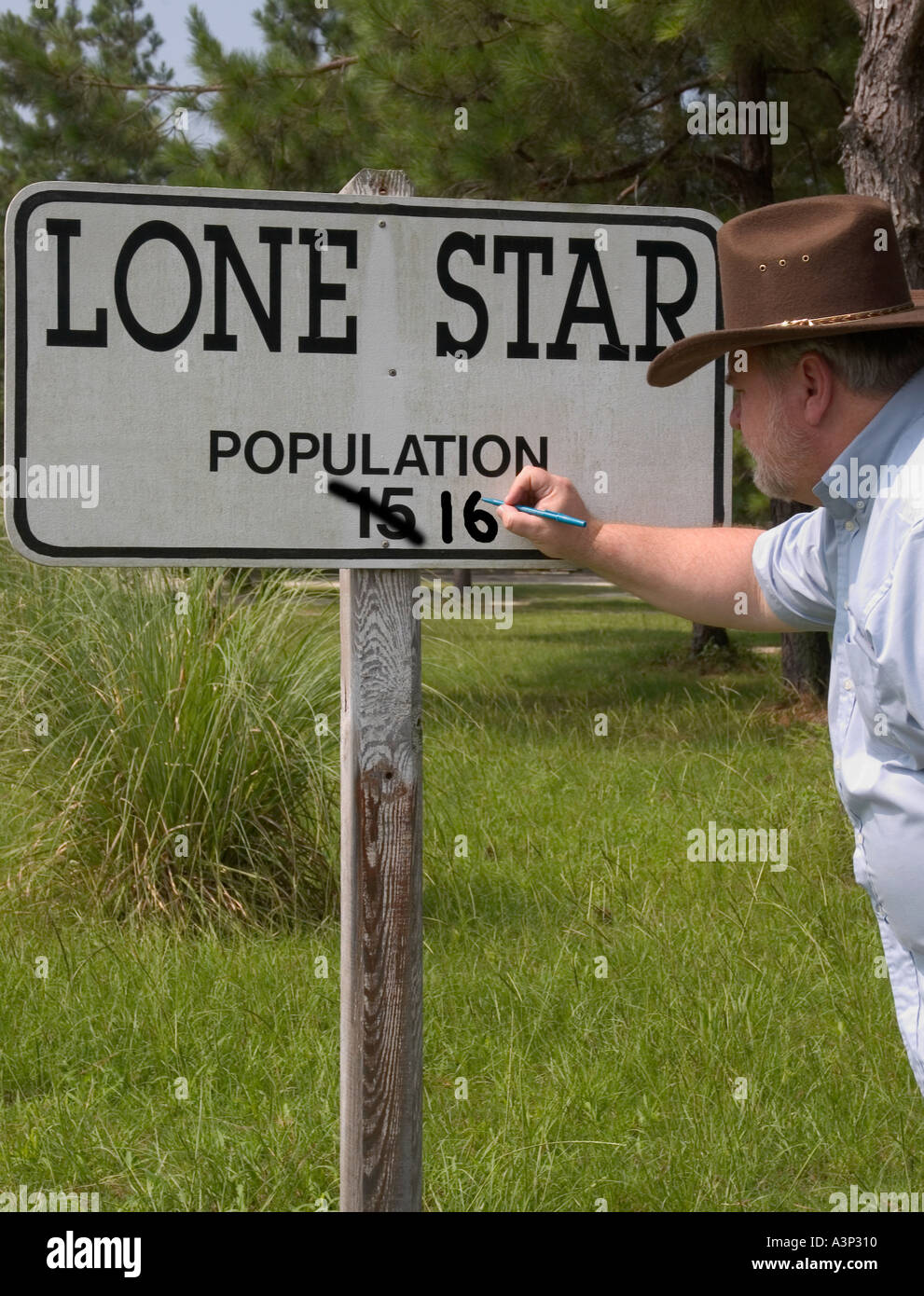 Population sign hi-res stock photography and images - Alamy