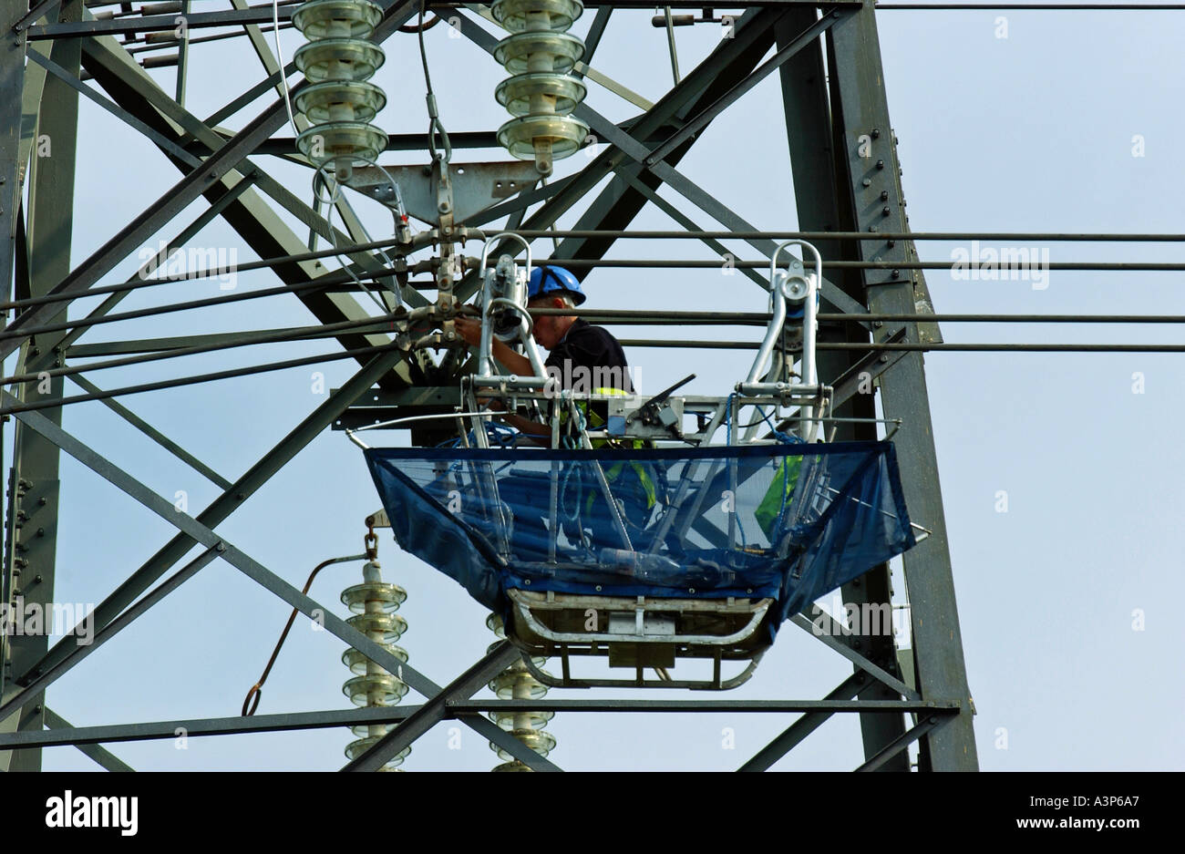 Electricity workers working on live power lines Stock Photo Alamy