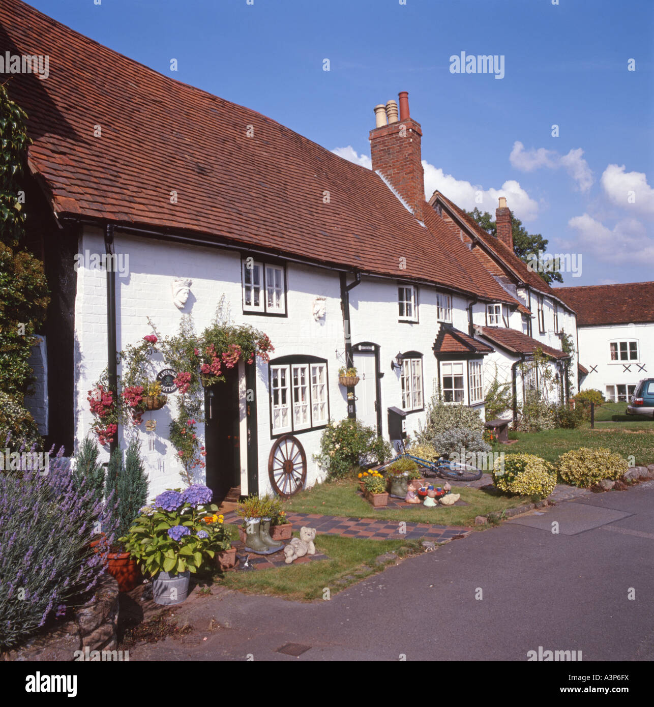 Row of picturesque white-washed cottages, Kenilworth, Warwickshire, England, UK Stock Photo