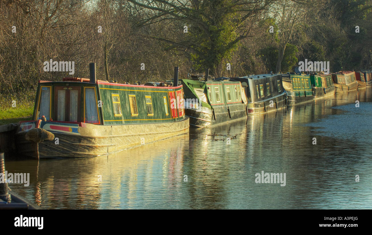 Long narrow boats hi-res stock photography and images - Alamy