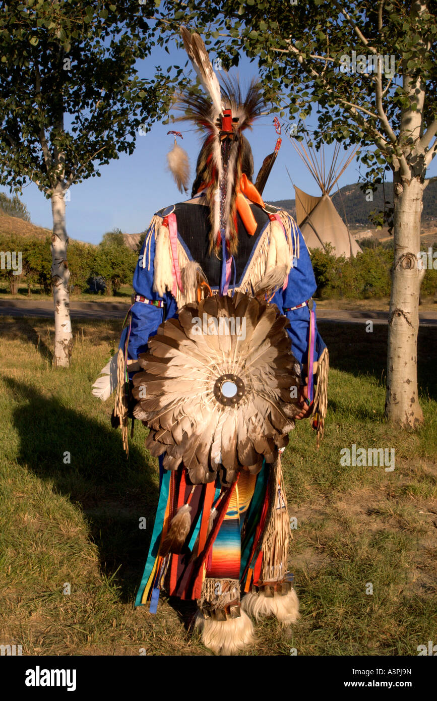 Mens traditional pow wow outfit hires stock photography and images Alamy