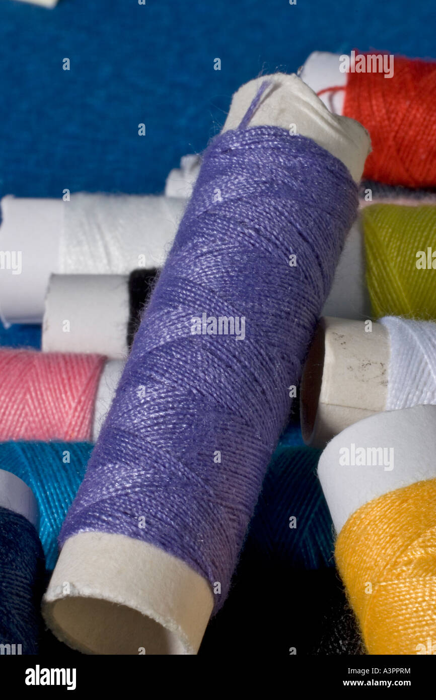 Nähgarn und Nähnadeln needle and yarn Stock Photo Alamy