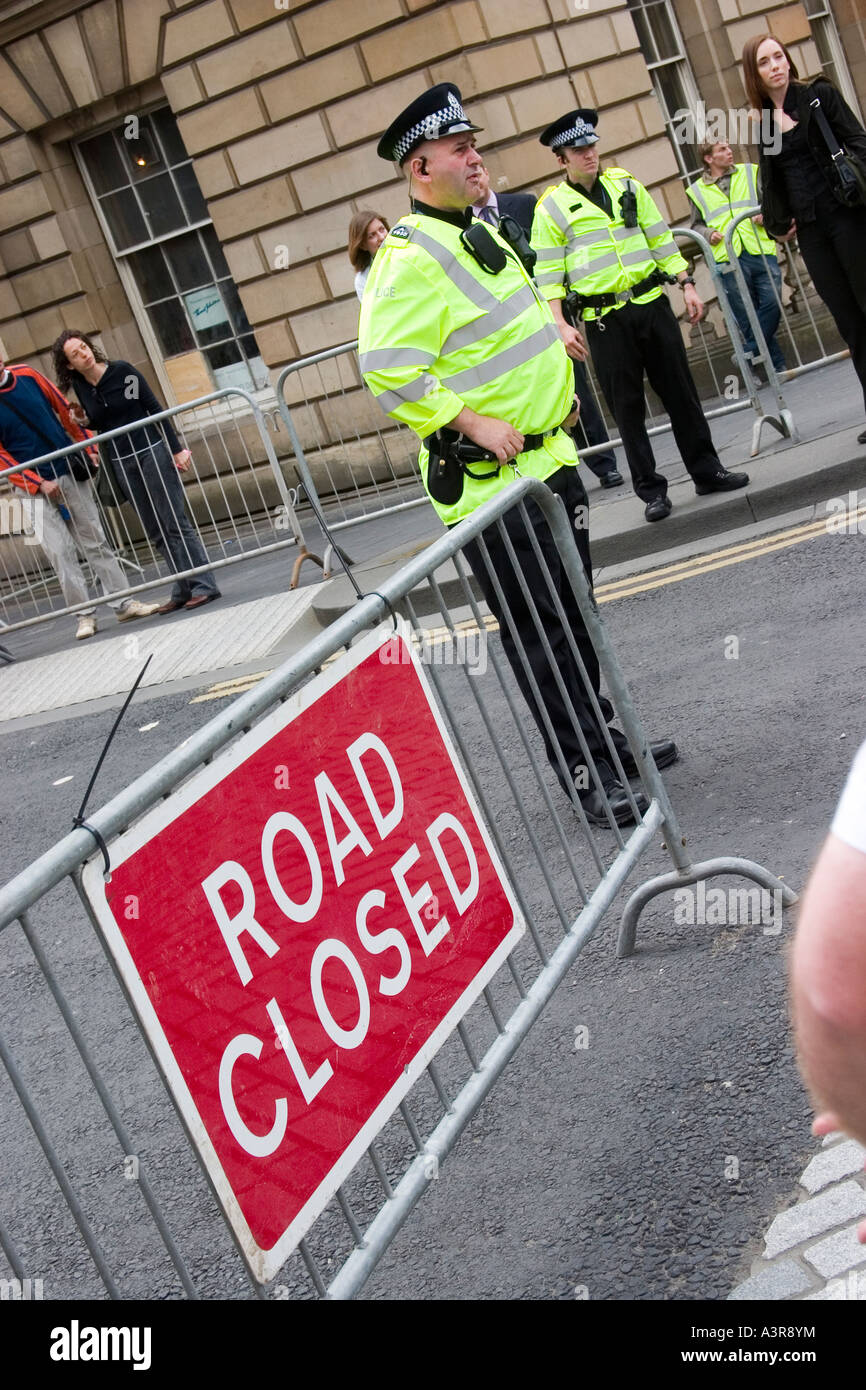 Policeman standing by a 'Road Closed' sign on the Royal Mile, Edinburgh Stock Photo