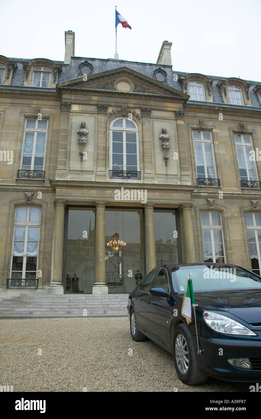 car parked in the courtyard of the Elysee Palace in Paris France Dec 2003 Stock Photo