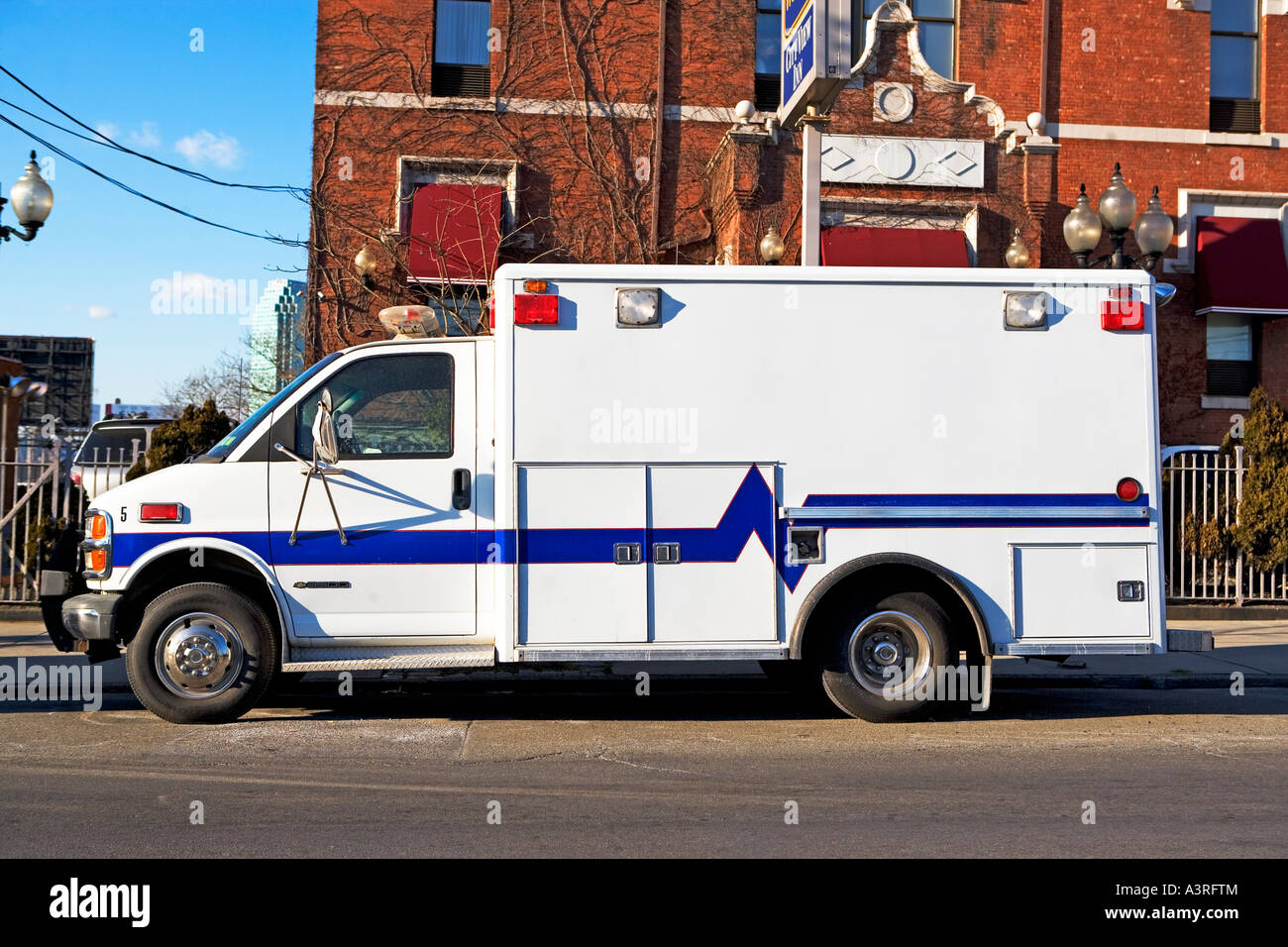 AMBULANCE, EMERGENCY, FAST, NOISY, HELP, HOSPITAL, PATIENT, INJURY ...