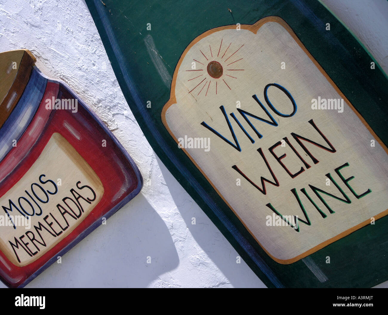 The word wine in German English and Spanish Stock Photo Alamy