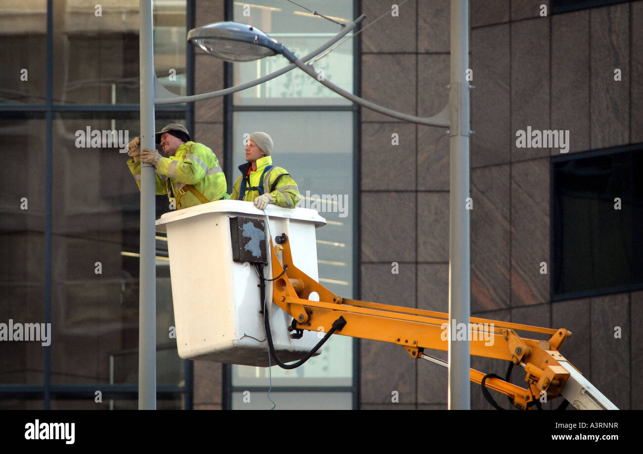 STREET LIGHT WORKERS WORK ON LIGHTING IN BIRMINGHAM CITY CENTRE  RE HEALTH AND SAFETY COUNCIL WORKERS WAGES CUTBACKS ENGLAND.UK Stock Photo