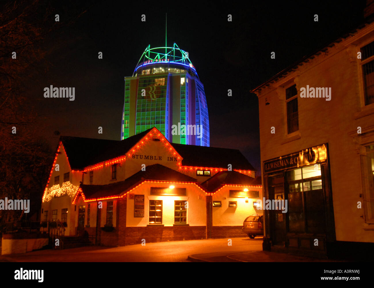 THE RAMADA HOTEL CANNOCK STAFFORDSHIRE ,ENGLAND TOWERING OVER THE STUMBLE INN PUBLIC HOUSE.UK Stock Photo