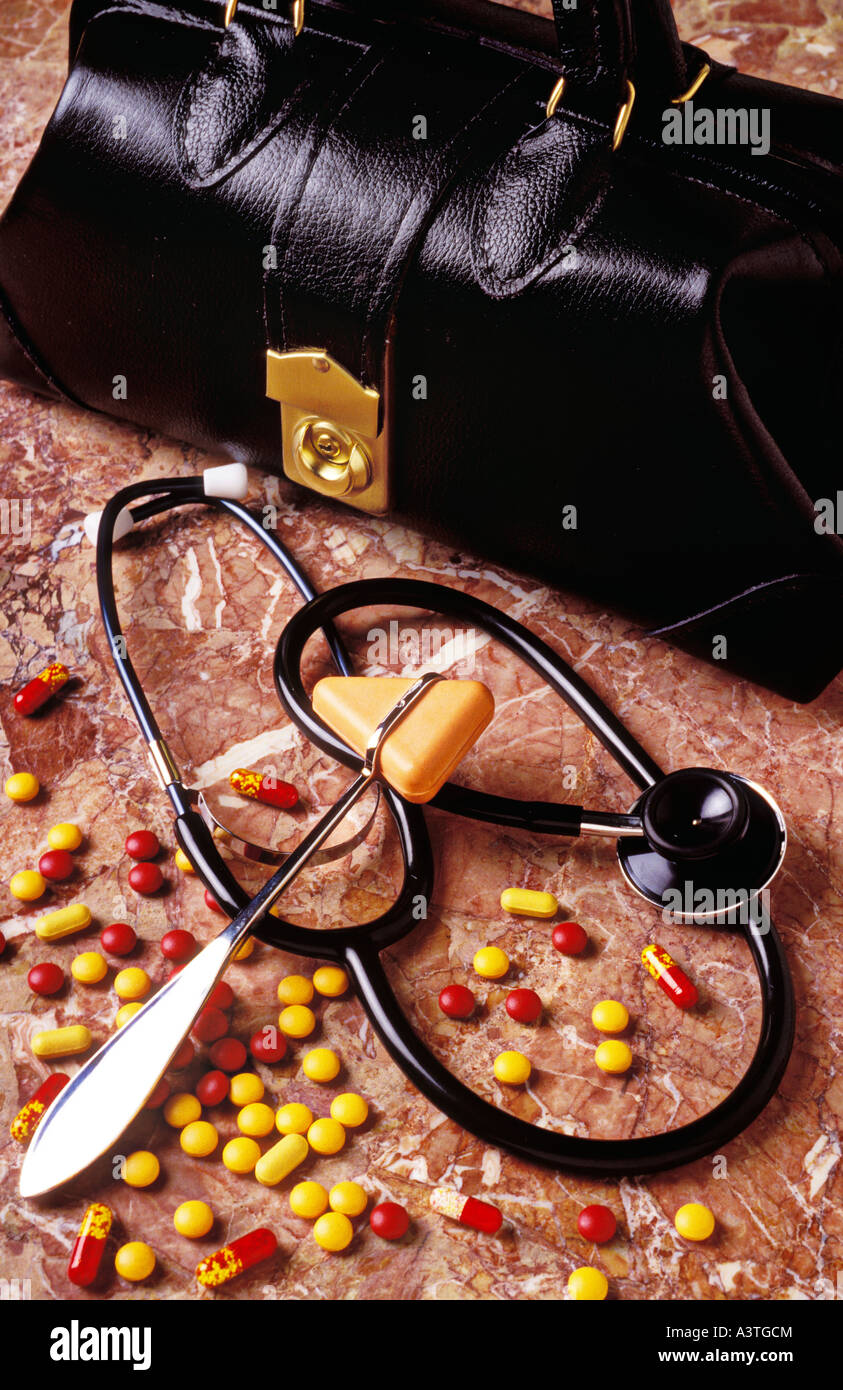 Case doctor bag doctors first aid checkup check up diagnose hires stock photography and images