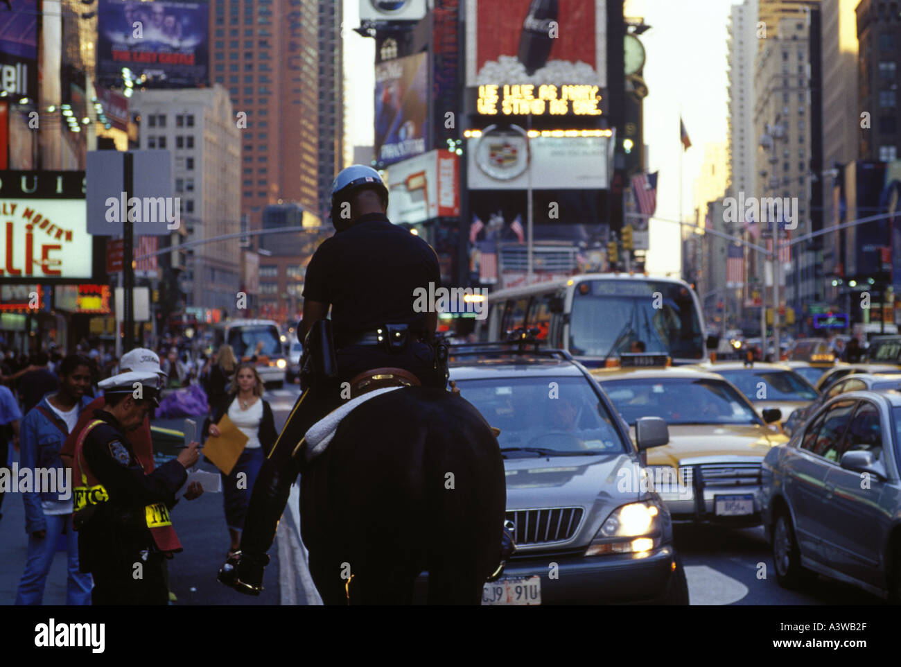 Mounted police officer in times square hi-res stock photography and ...