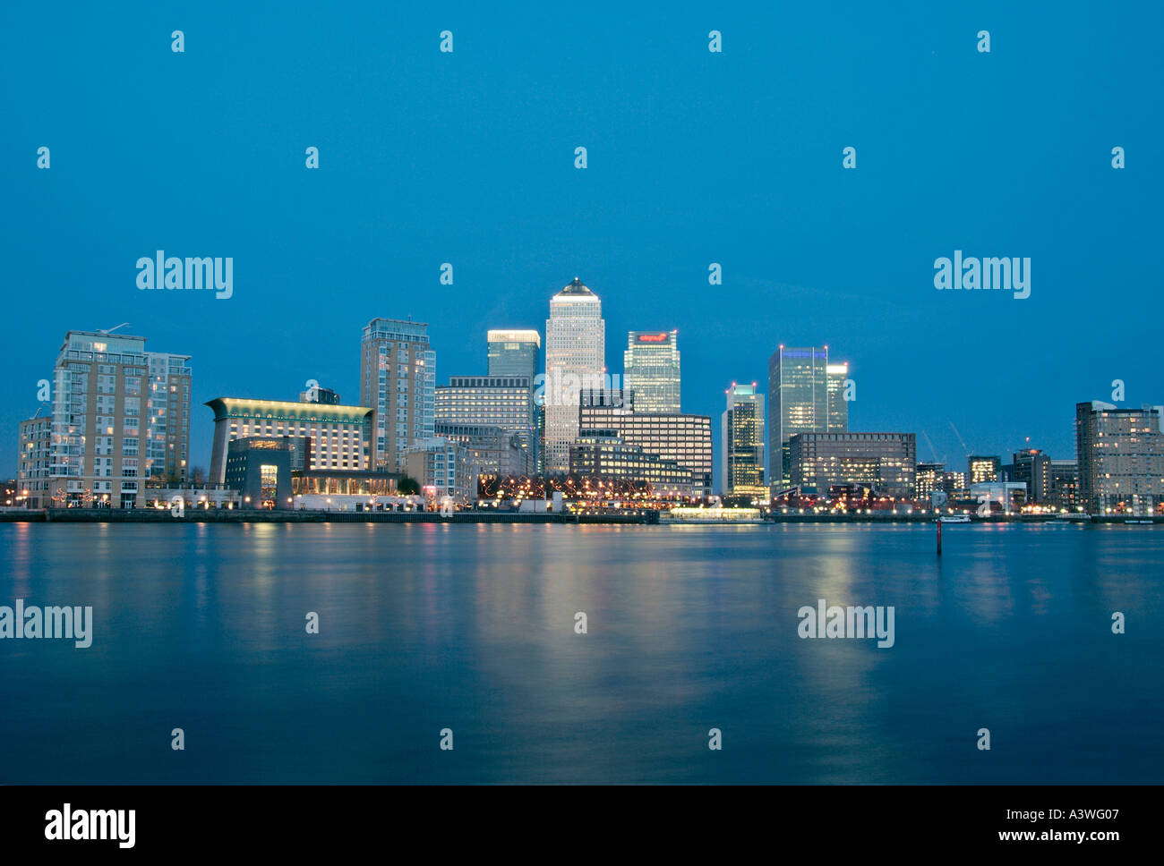 Canary wharf skyline hi-res stock photography and images - Alamy