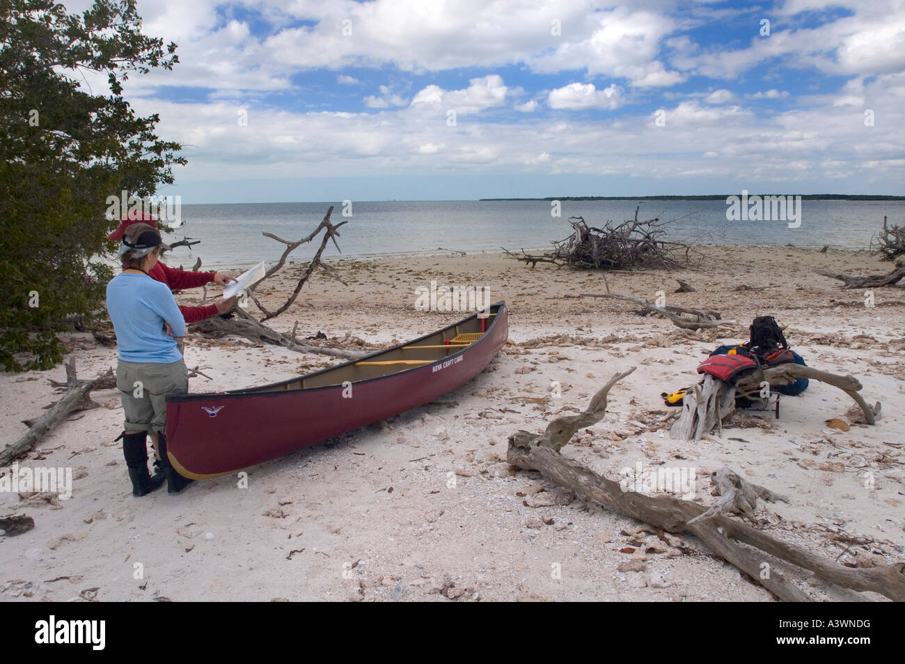 Map of florida everglades hi res - Canoeists Consult A Map After Landing On Round Key In The Everglades A3WNDG 