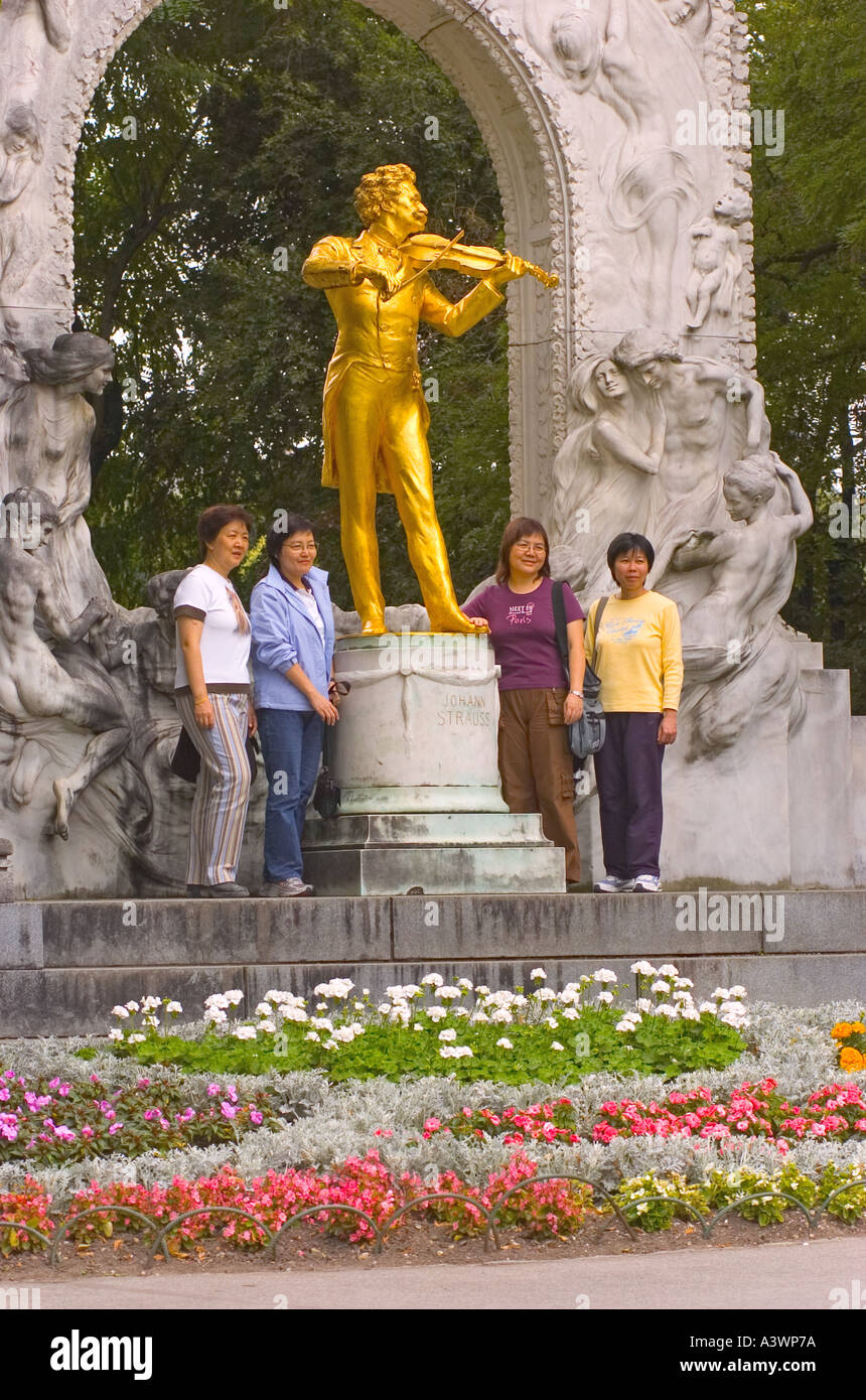 21 07 04 Vienna Austria Asian tourists get their photograph taken at a statue of the composer Johann Strauss in a park in Vienn Stock Photo