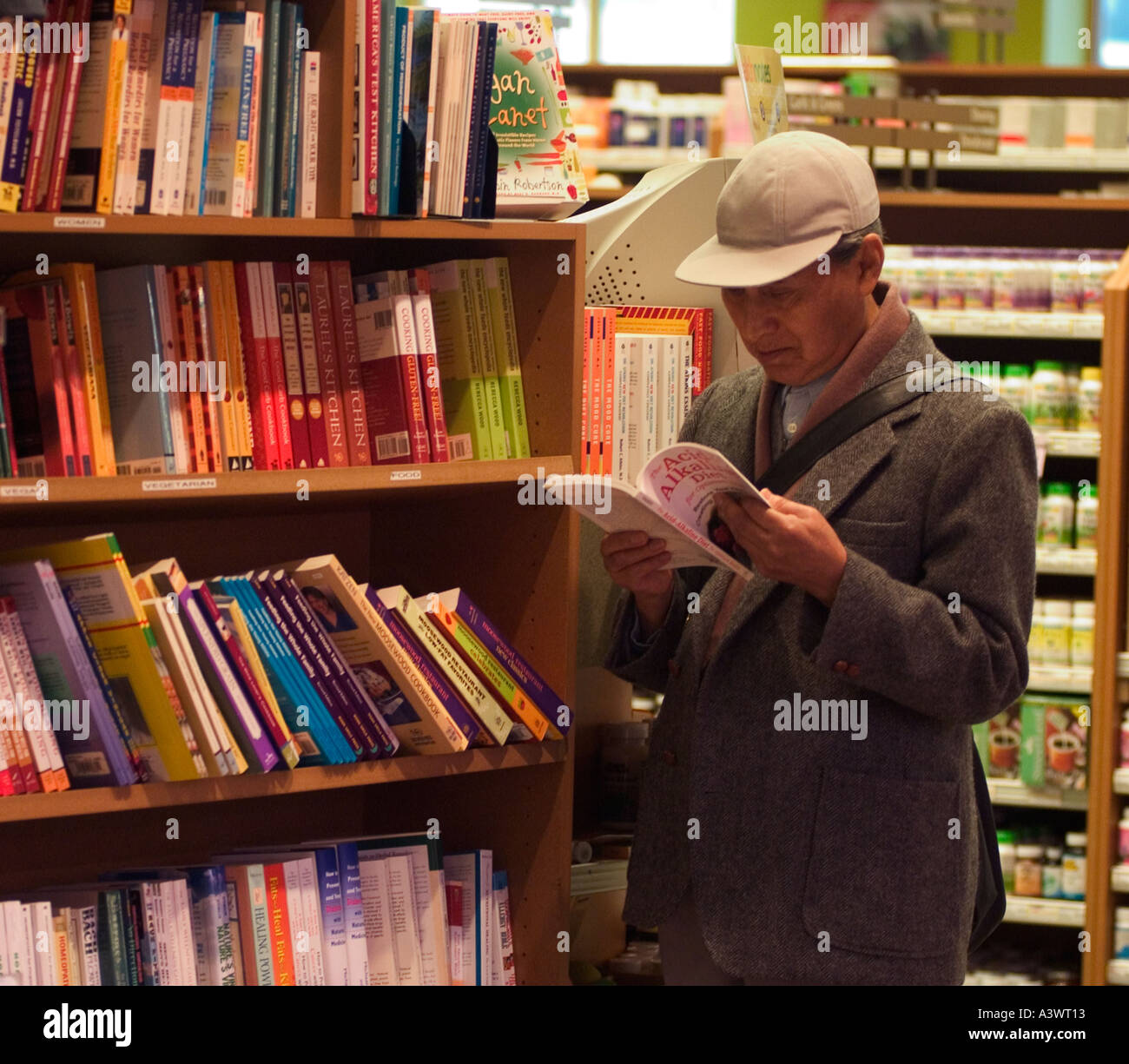 Older asian grocery shopping hires stock photography and images Alamy