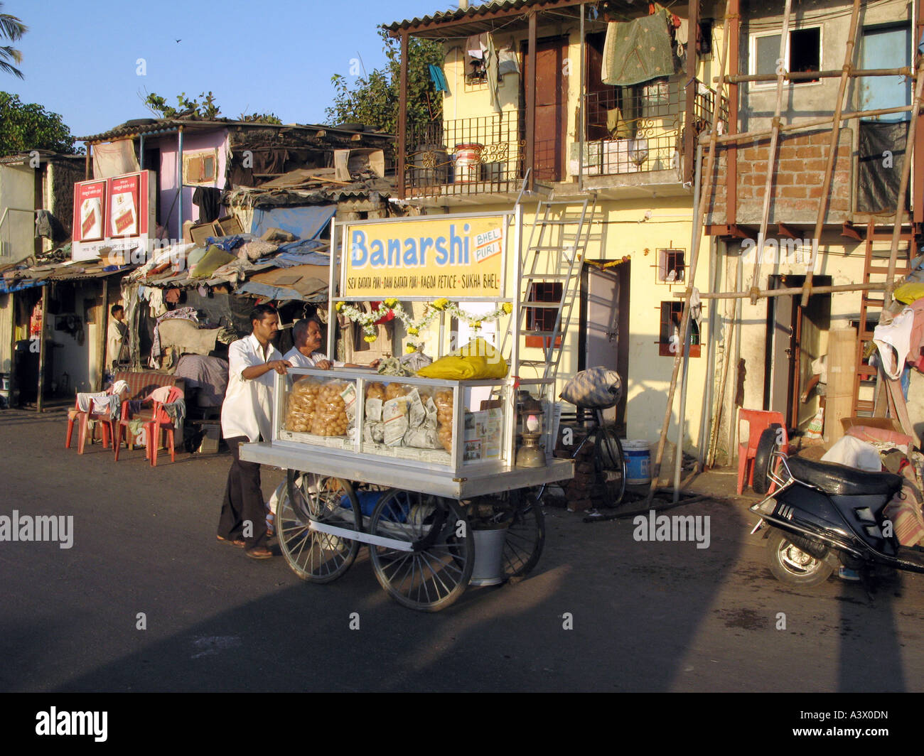 INDIA Street vendors in Mumbai Photo Julio Etchart Stock Photo - Alamy
