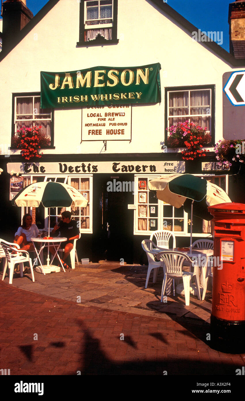 Pub isle of wight couple hi-res stock photography and images - Alamy