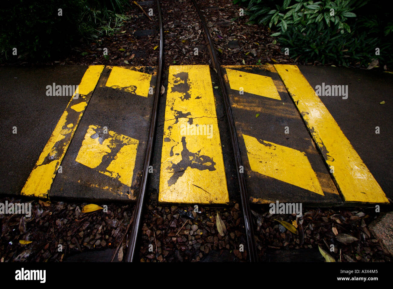 Train Yellow Ramp YELLOW TRAIN CROSSING BAPDB5243 HORIZONTAL Stock Photo - Alamy