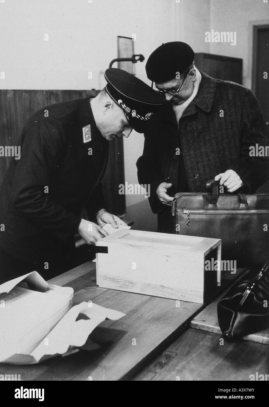 geography/travel, Germany, German Democratic Republic (GDR), politics, permit treaty, inspection at the border, Berlin 1963/1964, official, 20th century, , Stock Photo