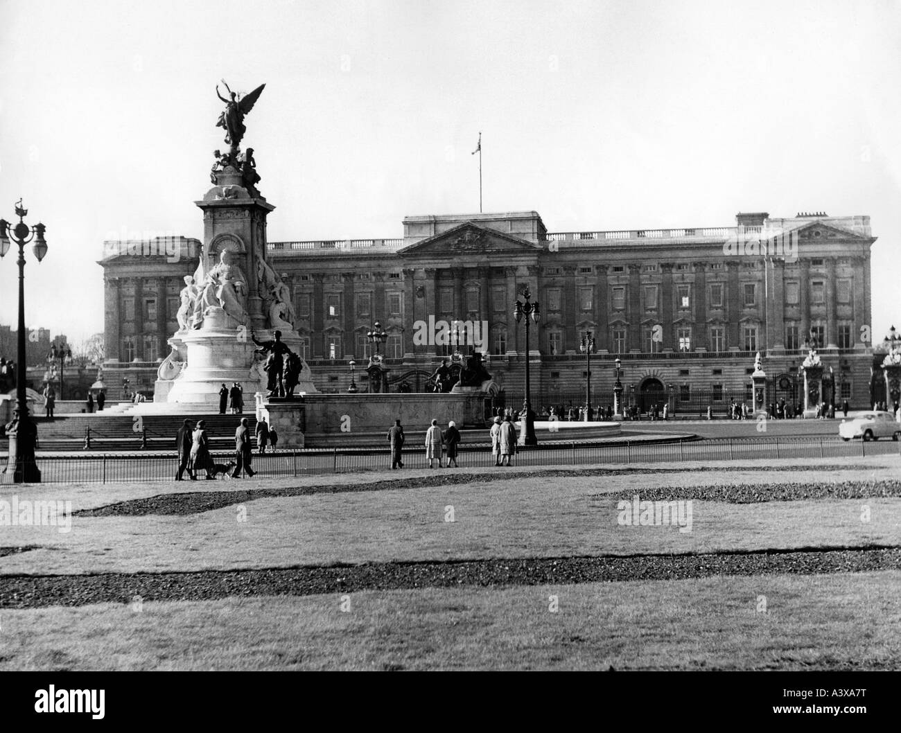 geography / travel, Great Britain, London, buildings, Buckingham Palace and Monument for Queen Victoria, exterior view, 1950s, Stock Photo