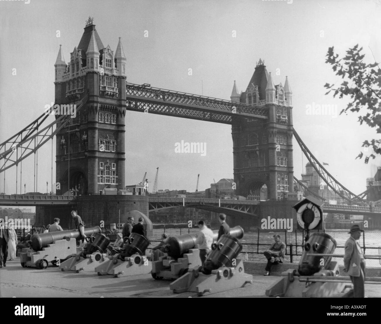 geography / travel, Great Britain, London, bridges, Tower Bridge with cannons and tourists, 1950s, Stock Photo
