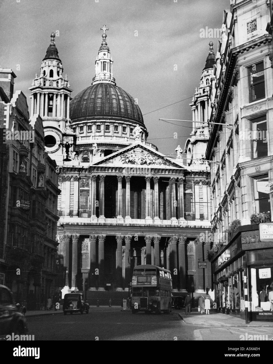 geography / travel, Great Britain, London, churches, St Pauls Cathedral, street scene, 1950s, Stock Photo