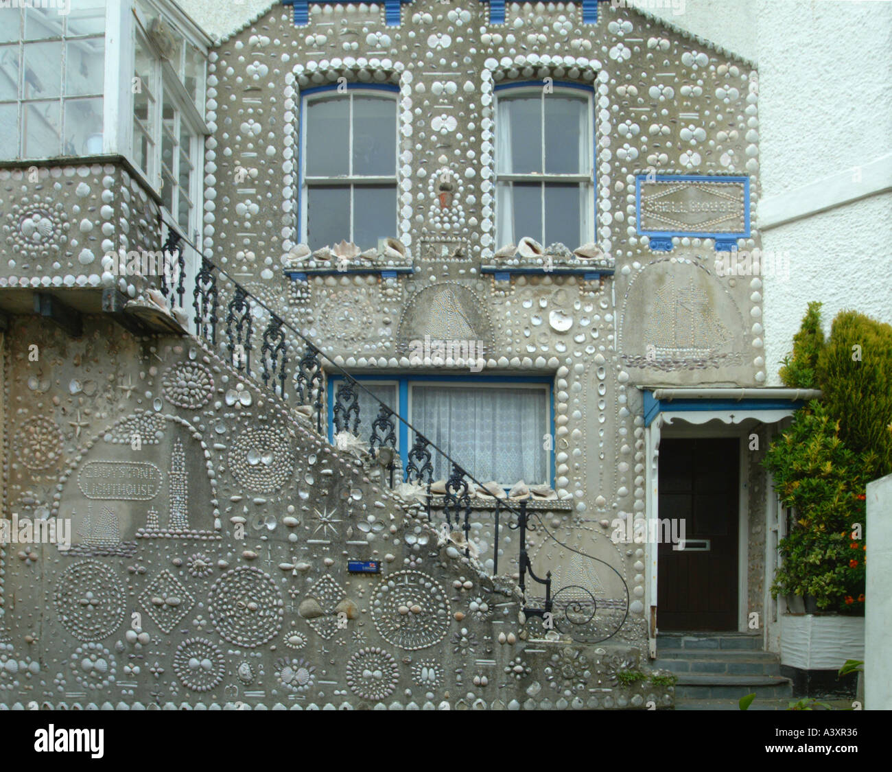 house covered in shells Polperro Cornwall Stock Photo