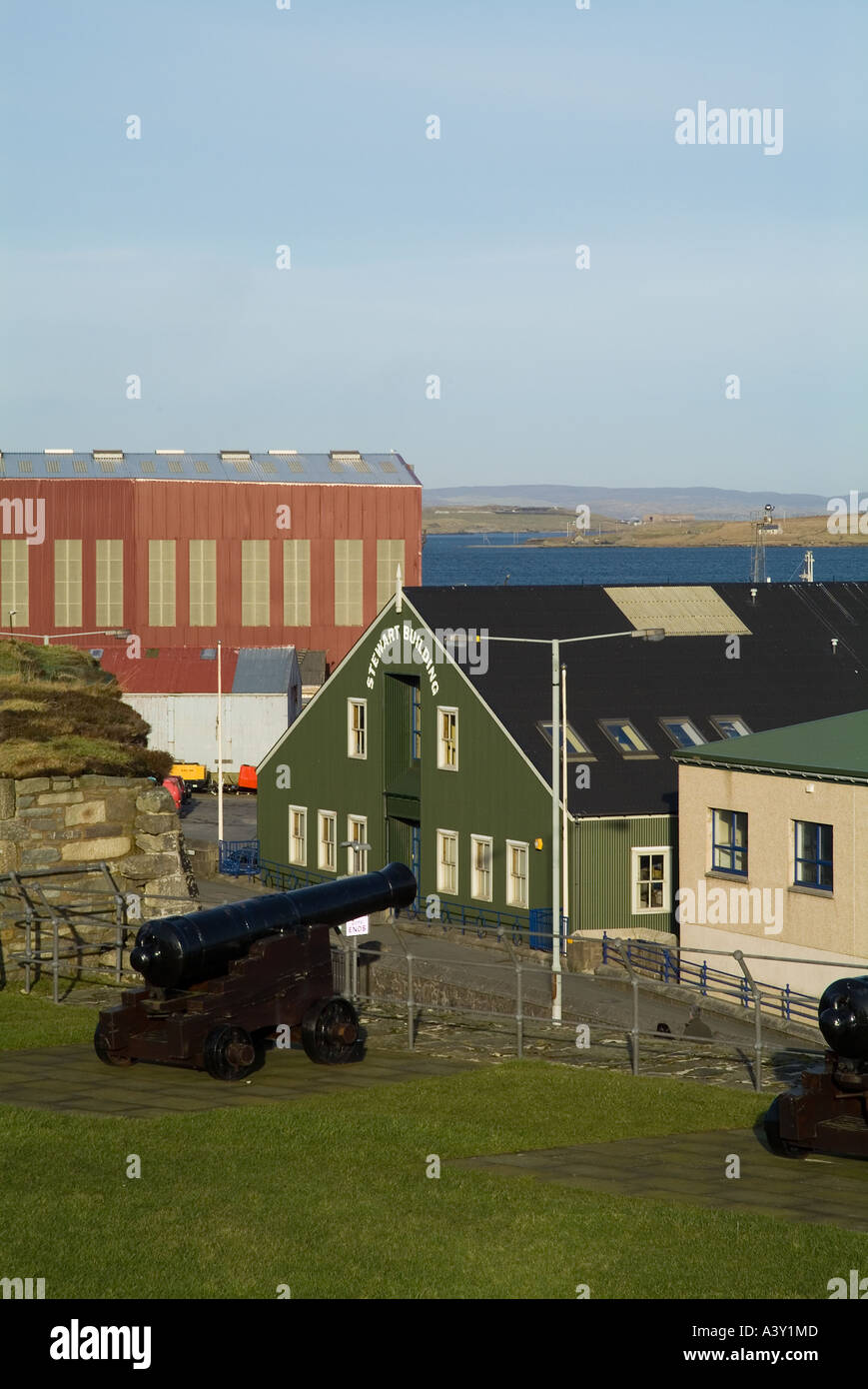 dh Fort Charlotte LERWICK SHETLAND Cannon overlooking Stewart Building Stock Photo