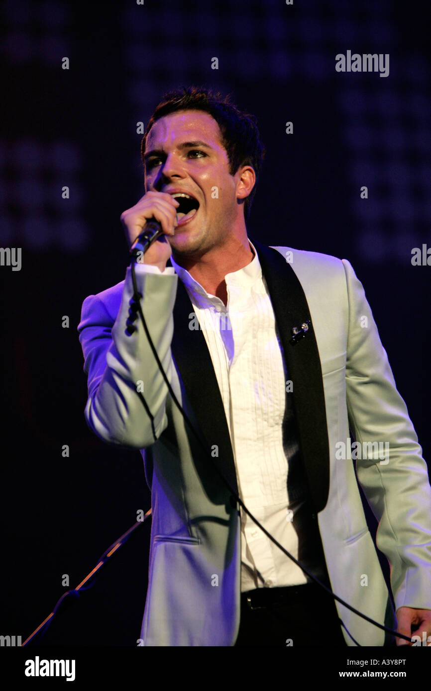 Brandon Flowers of the Killers on stage at Glastonbury 2005 Stock Photo