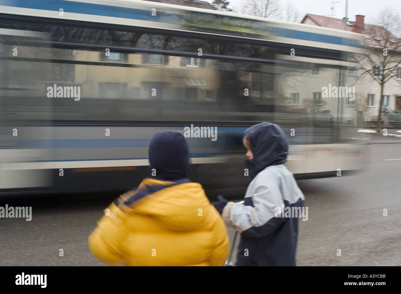 высадка детей из автобуса. автобус для детей. до скольки лет нельзя высаживать детей из транспорта. водитель автобуса. общественный транспорт для детей.