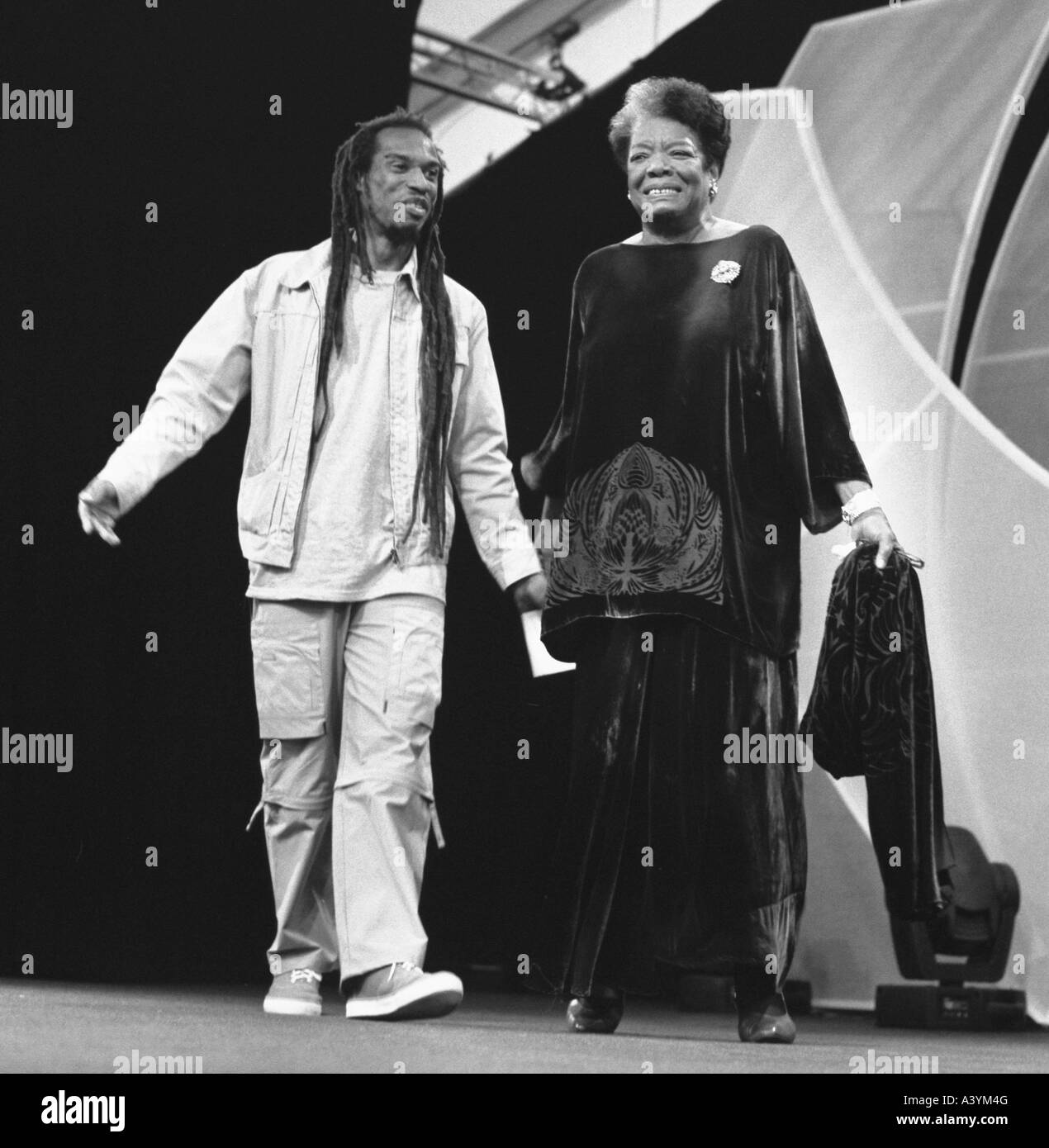 Benjamin Zephaniah and Maya Angelou together on stage at the 2002 Hay Festival, Hay-on-Wye, Wales, UK    KATHY DEWITT Stock Photo