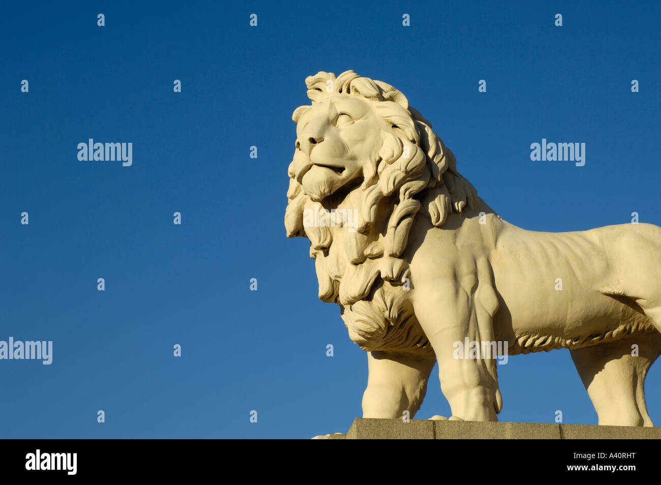 British lion statue hi-res stock photography and images - Alamy