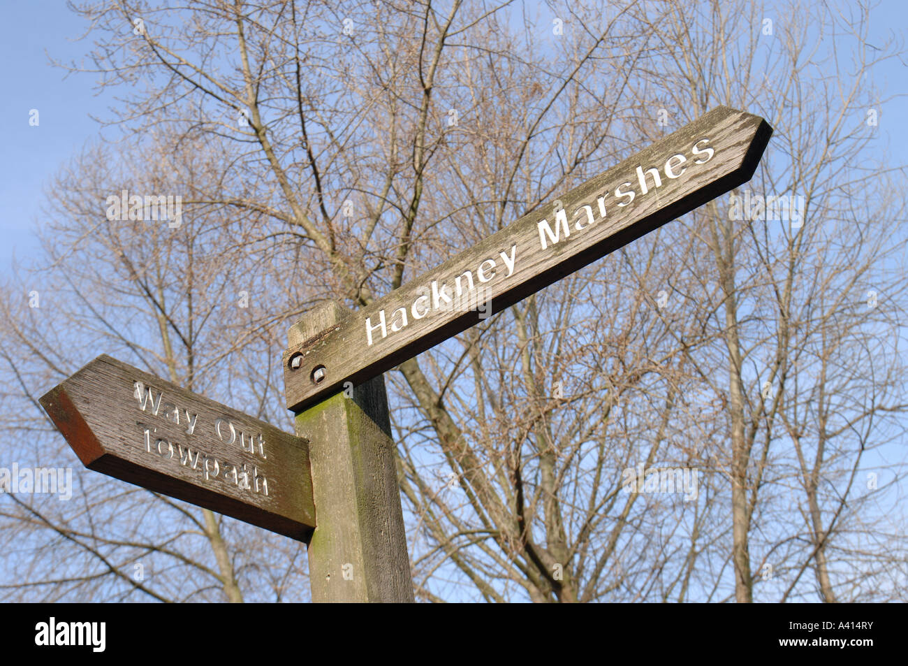 Footpath Sign to Hackney Marshes from the Filter Beds, Lea Bridge, London Stock Photo