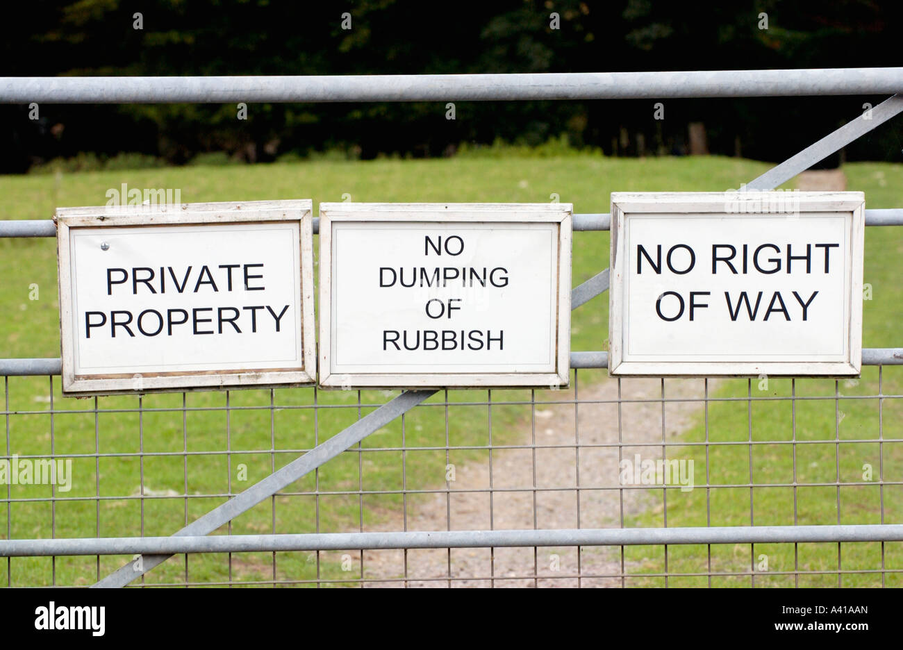 PRIVATE PROPERTY NO DUMPING OF RUBBISH NO RIGHT OF WAY notice on gate in British countryside UK Stock Photo