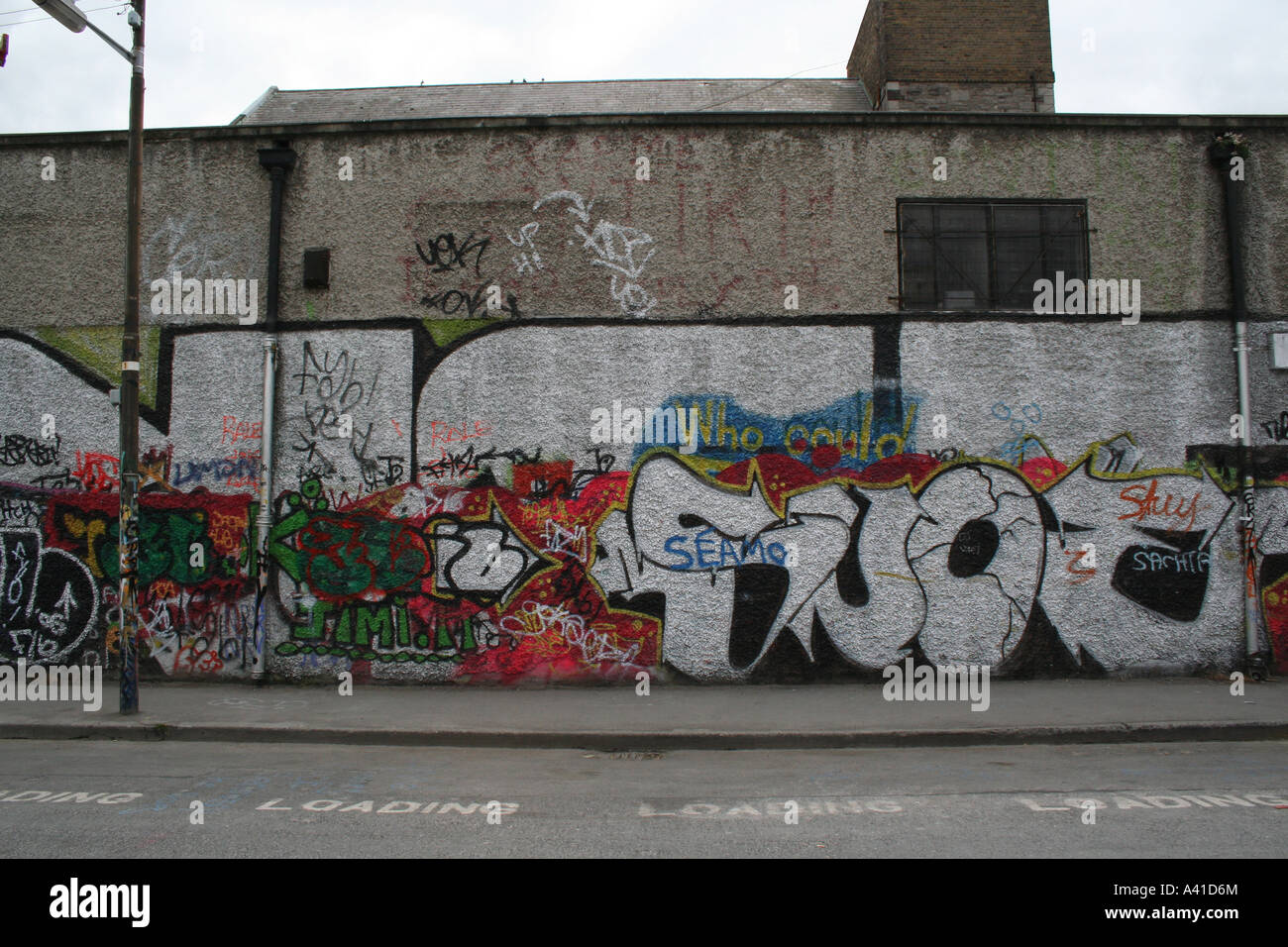 windmill lane dublin street graffiti Stock Photo Alamy