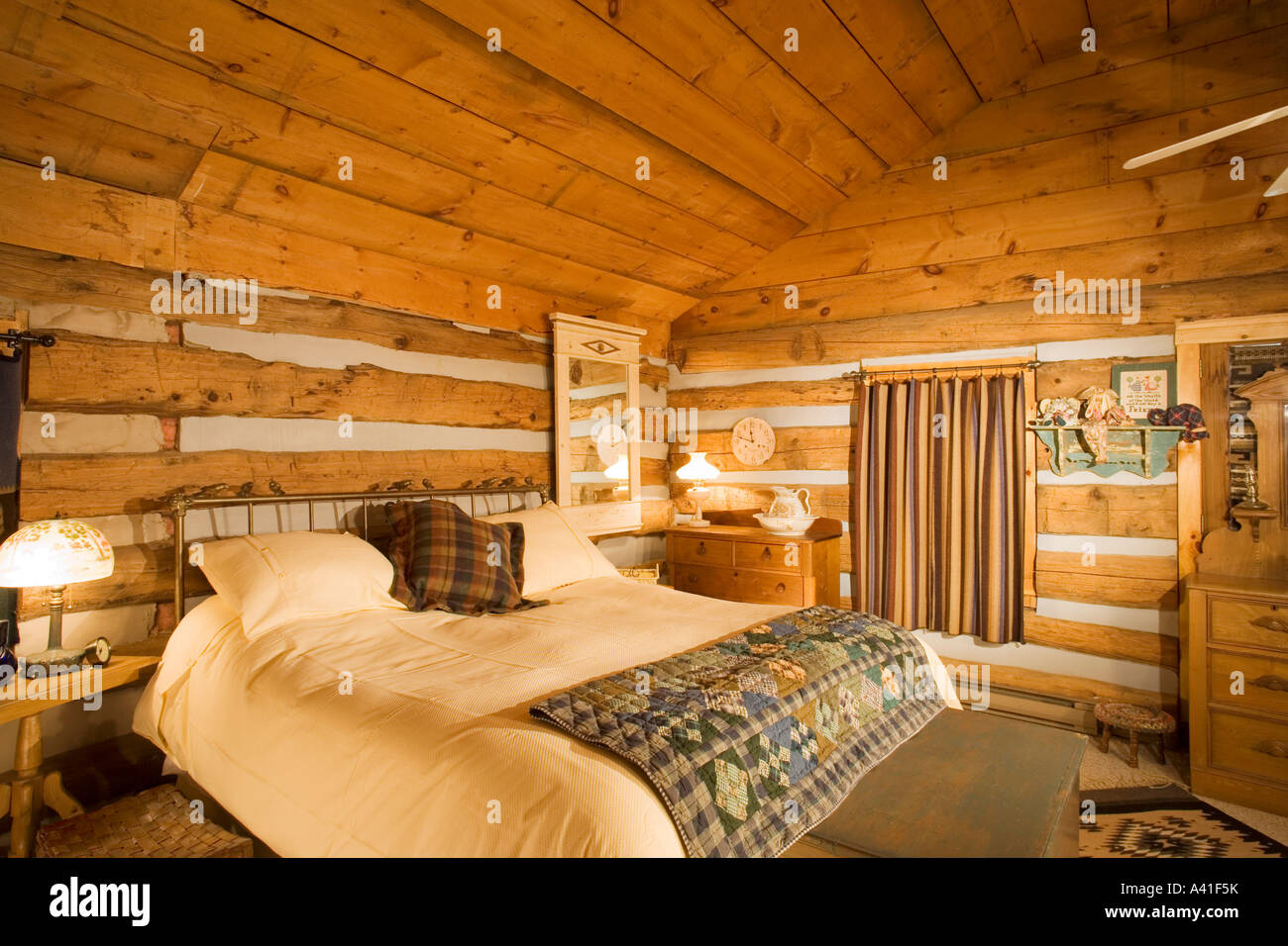 master bedroom in log house Stock Photo - Alamy, image size:1300x956