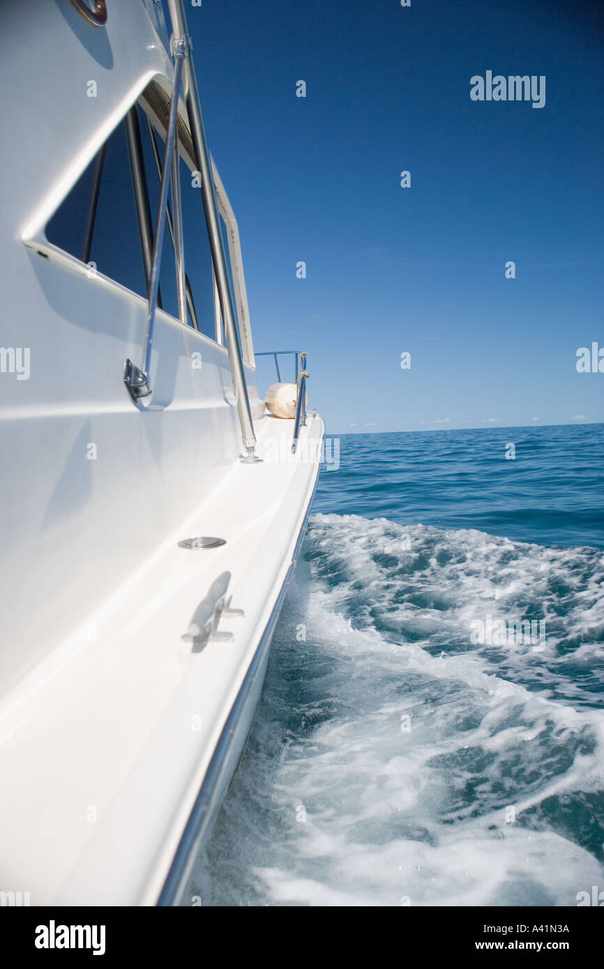 https://c8.alamy.com/comp/A41N3A/side-of-a-speed-boat-and-its-wake-A41N3A.jpg