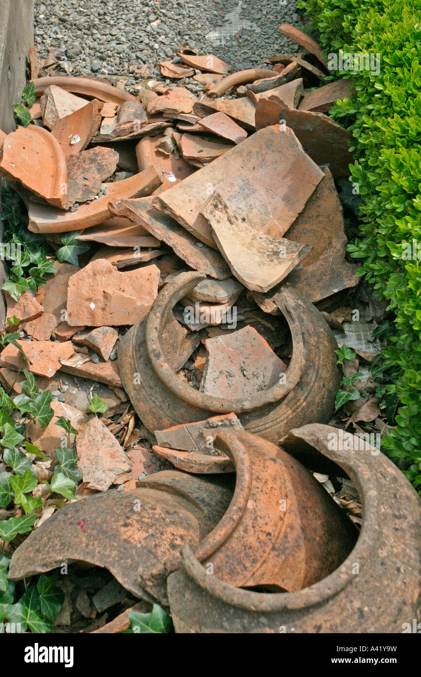 Broken pottery hi-res stock photography and images - Alamy