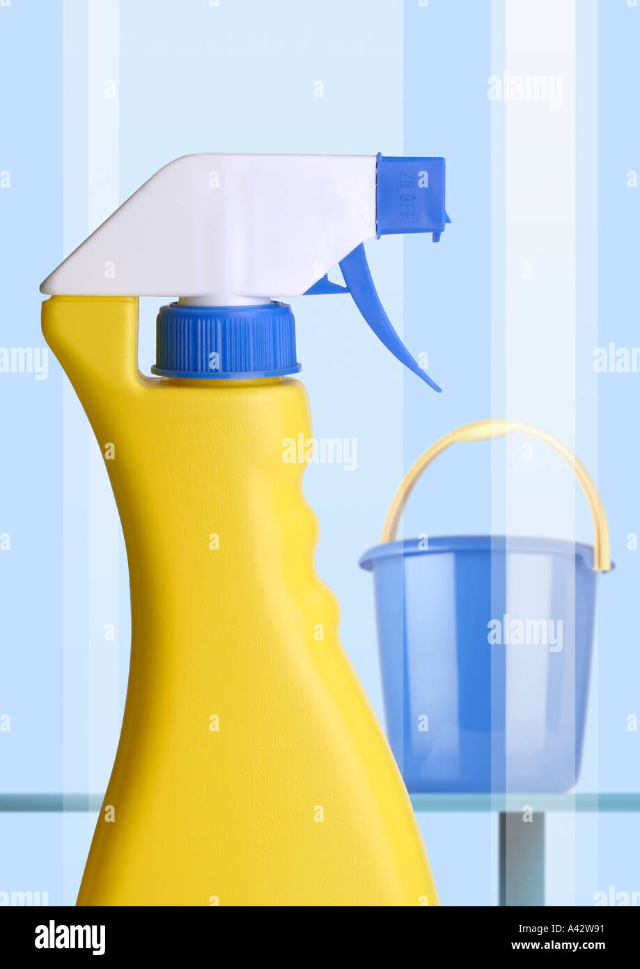 detergent for windows and bucket Fensterputzmittel und Eimer Stock Photo