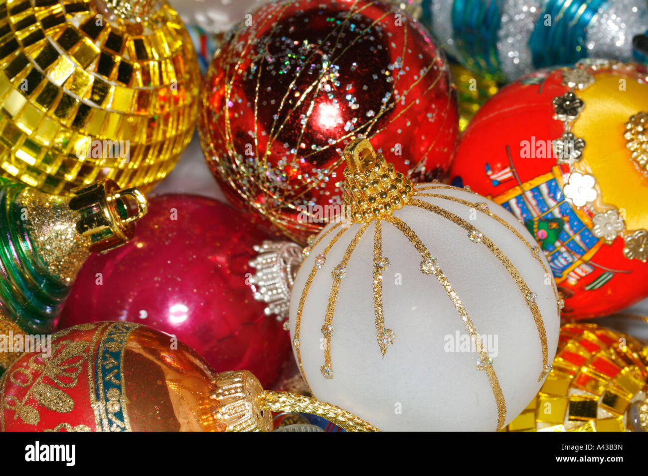 Different colour christmas baubles hires stock photography and images