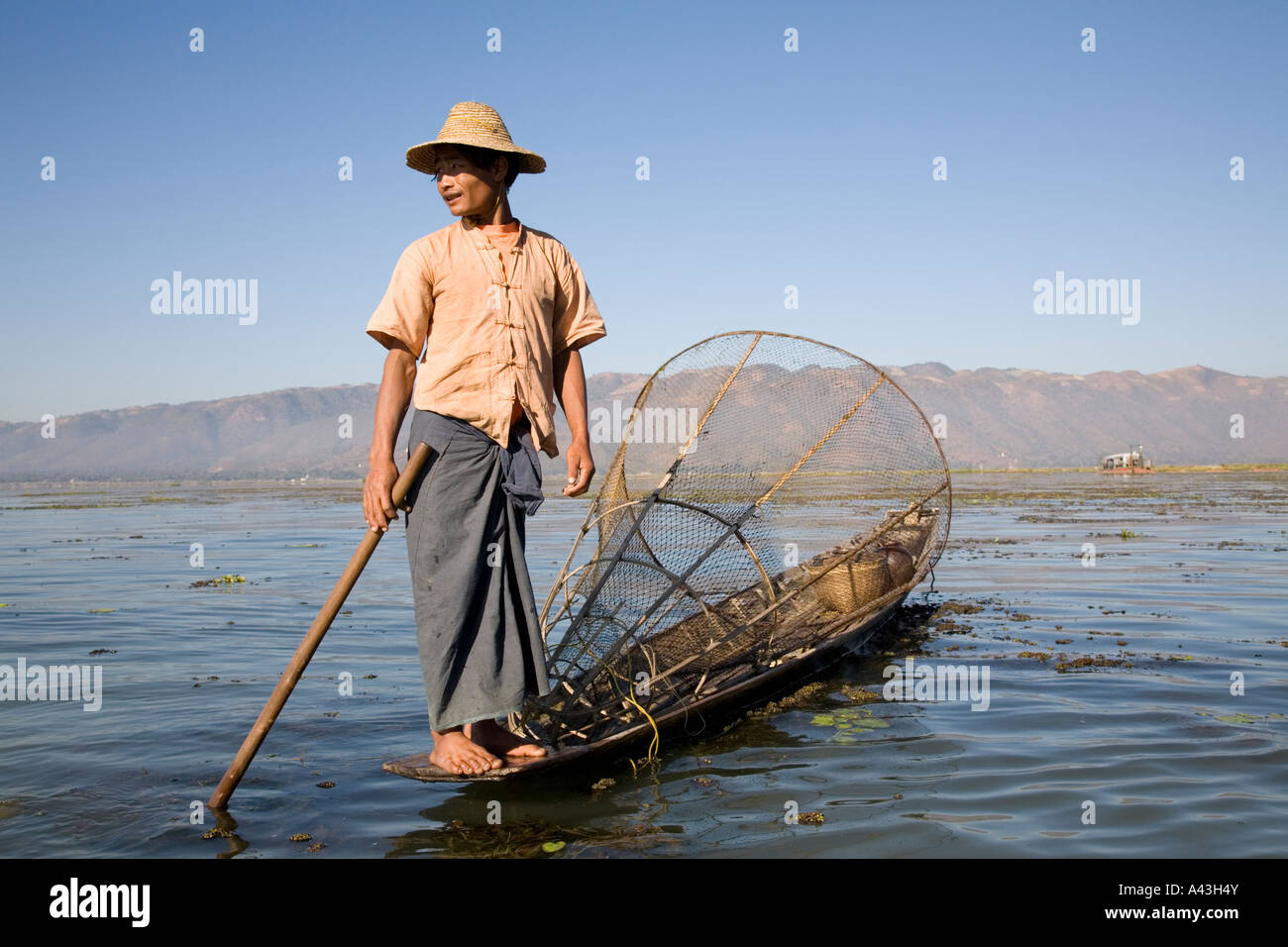 Leg rowing fisherman, Inle Lake, Myanmar Stock Photo Alamy