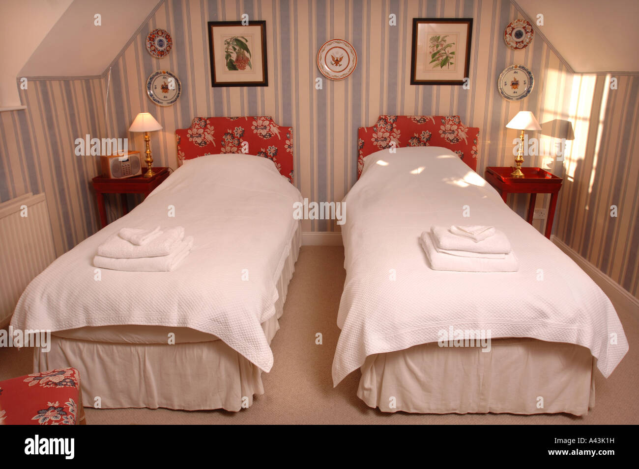 Traditional bed in cottage bedroom hi-res stock photography and images ...