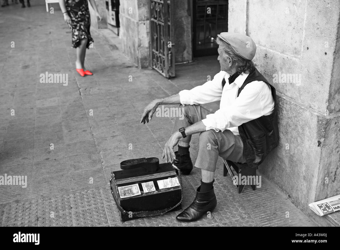 SPAIN  VALENCIA  SHOE SHINER LOOKING FOR PROSPECTIVE CUSTOMERS Stock Photo