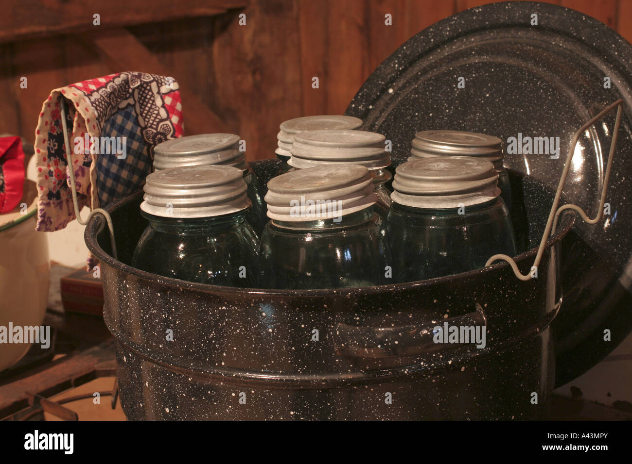 Home boiling water canner and removable rack Stock Photo Alamy
